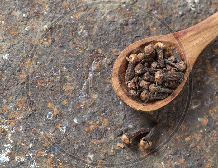 Cloves in a wooden spoon