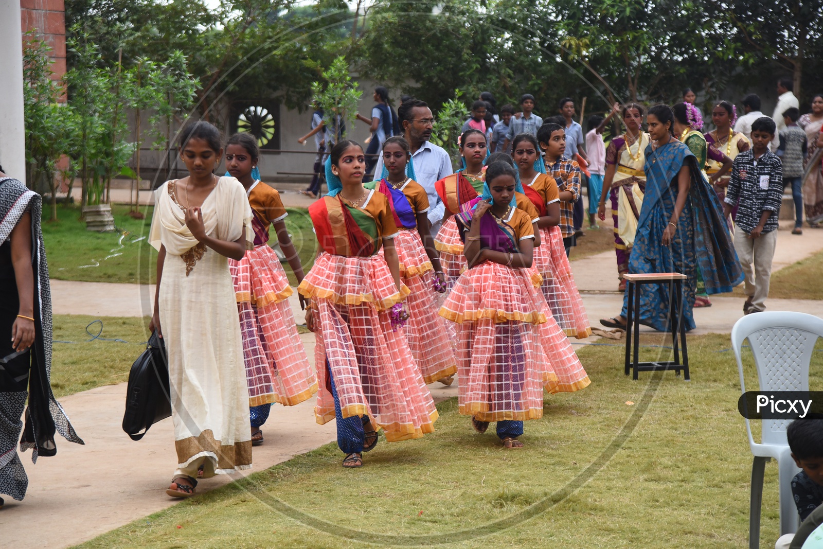 image-of-indian-classic-dance-performers-getting-ready-for-the-event