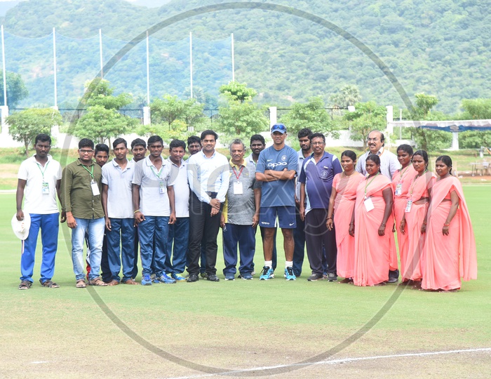 Rahul Dravid posing for a picture with Cricket Ground staff