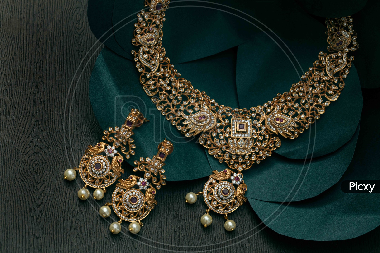 Traditional choker necklace set with pearls