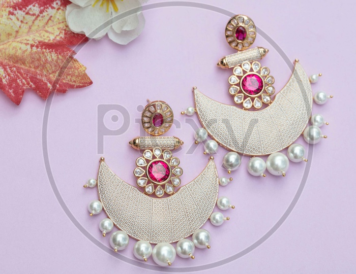 White earrings with Pearls and pink stone