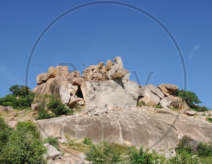Boulders & rock cliffs