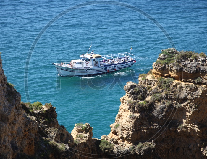 view from the cliff of a boat moving on the sea