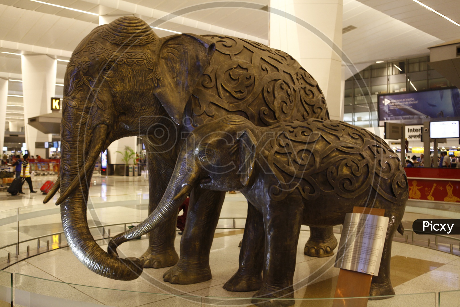 An Elephant and its baby sculpture in a airport