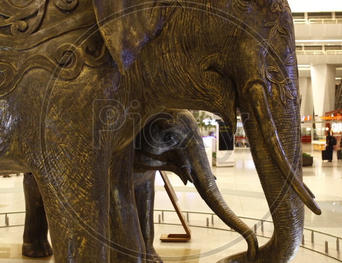 An Elephant and its baby sculptures in an airport