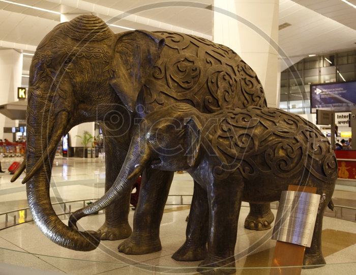 An Elephant and its baby sculpture in a airport