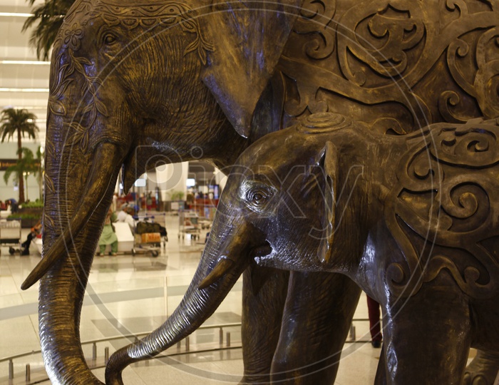An Elephant and its baby sculptures