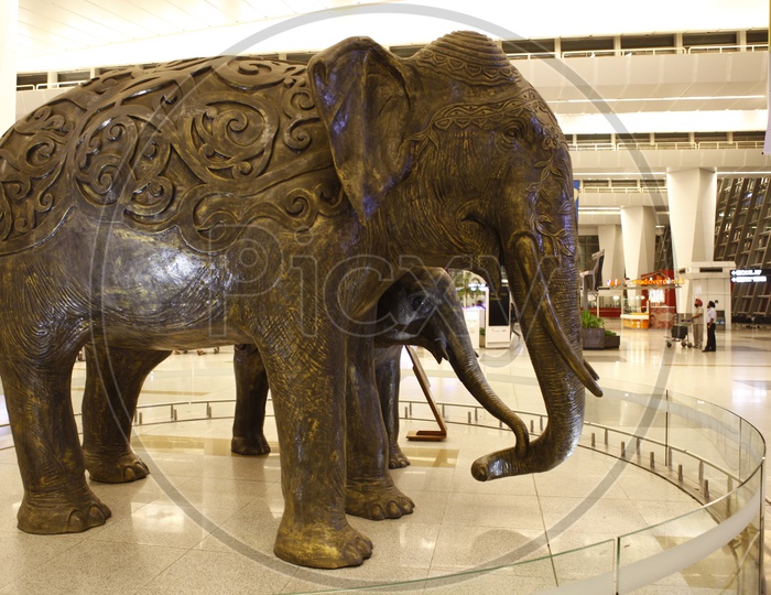 An Elephant and its baby sculptures in an airport