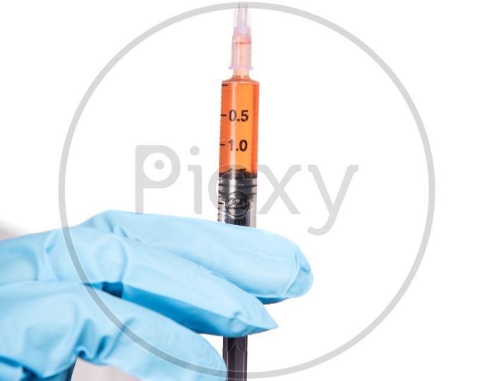 A loaded syringe in the hands of a doctor