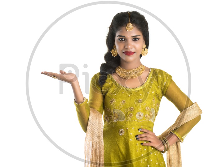 920+ Indian Woman In Traditional Welcome Pose Stock Photos, Pictures &  Royalty-Free Images - iStock