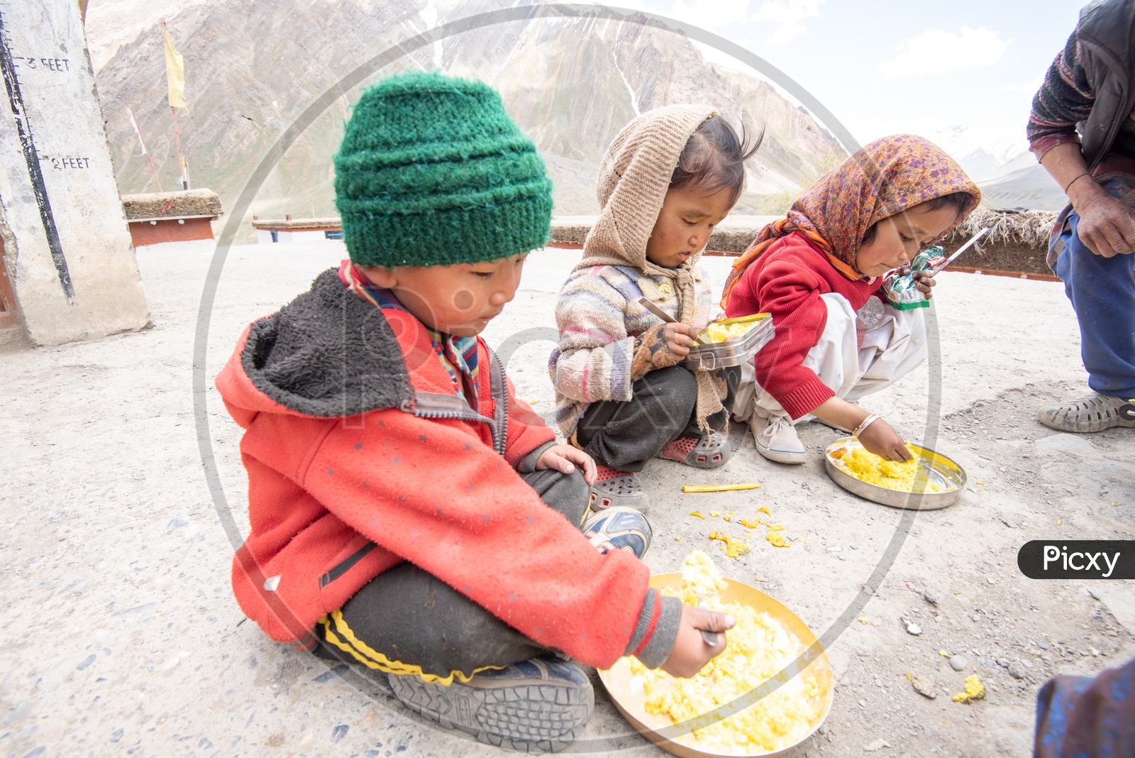 kids eating food in spiti Valley
