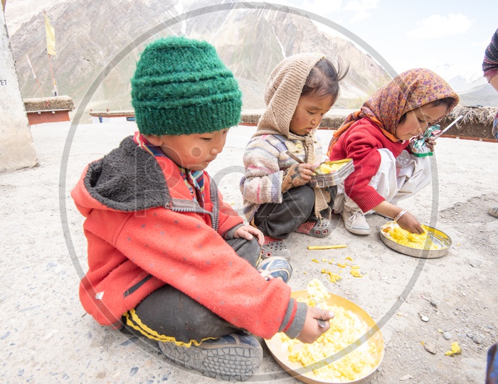 kids eating food in spiti Valley