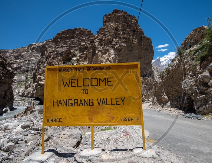 A sign board saying 'Welcome to Hangrang Valley'