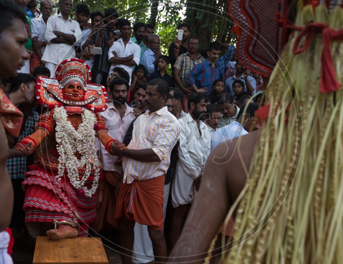 Crowd holding the Performer during Muchilottu Bhagavathi Theyyam