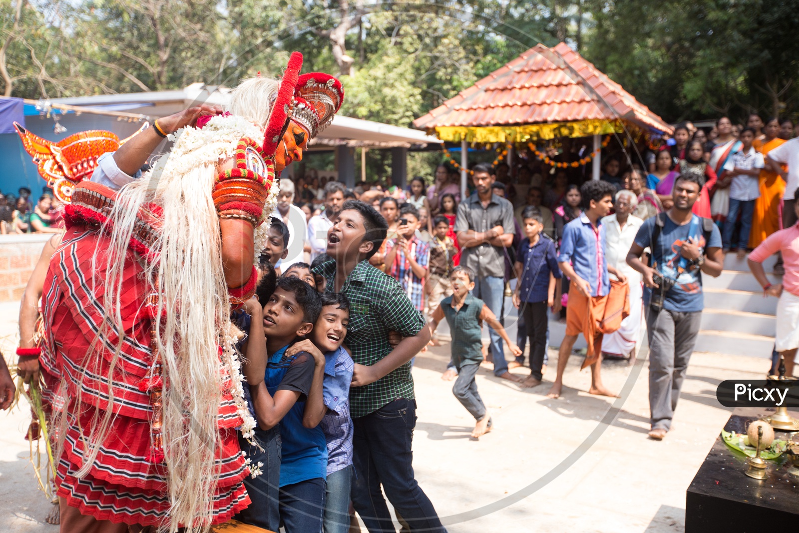 Kids alongside the Performer during Muchilottu Bhagavathi Theyyam