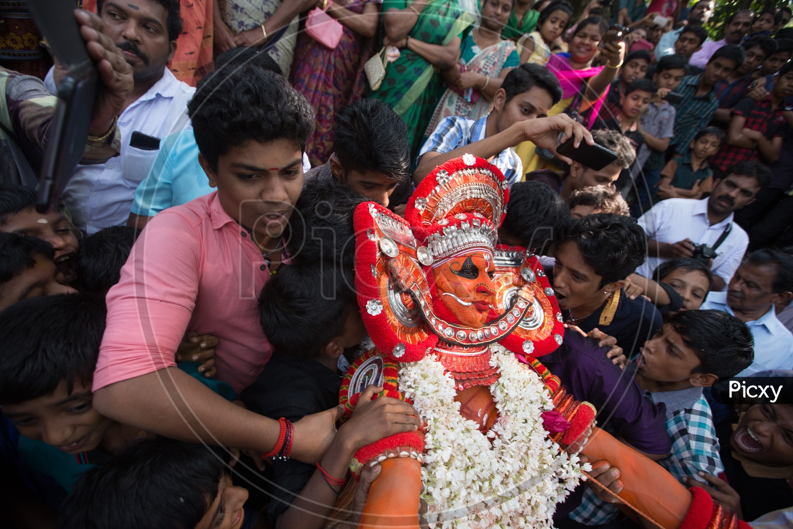 Crowd holding the Performer during Muchilottu Bhagavathi Theyyam