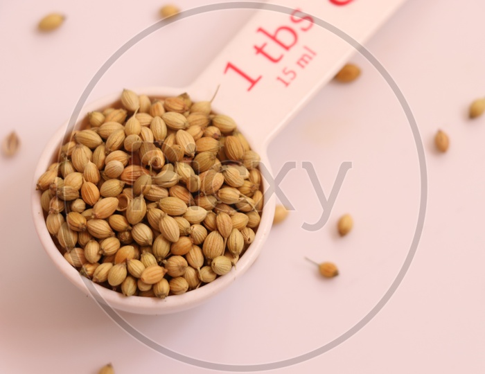 One tablespoon of whole and dried coriander seeds