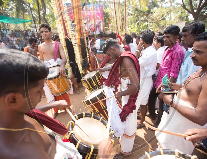 Chendi Melam , Kerala Local Traditional Drums Playing At Theyyam