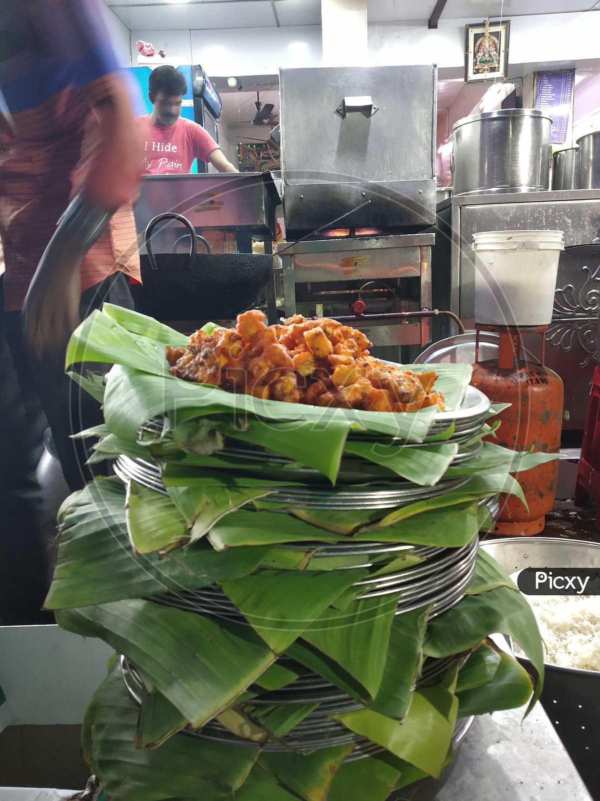 Street Food Being Served In Plates Covered With Banana Leafs