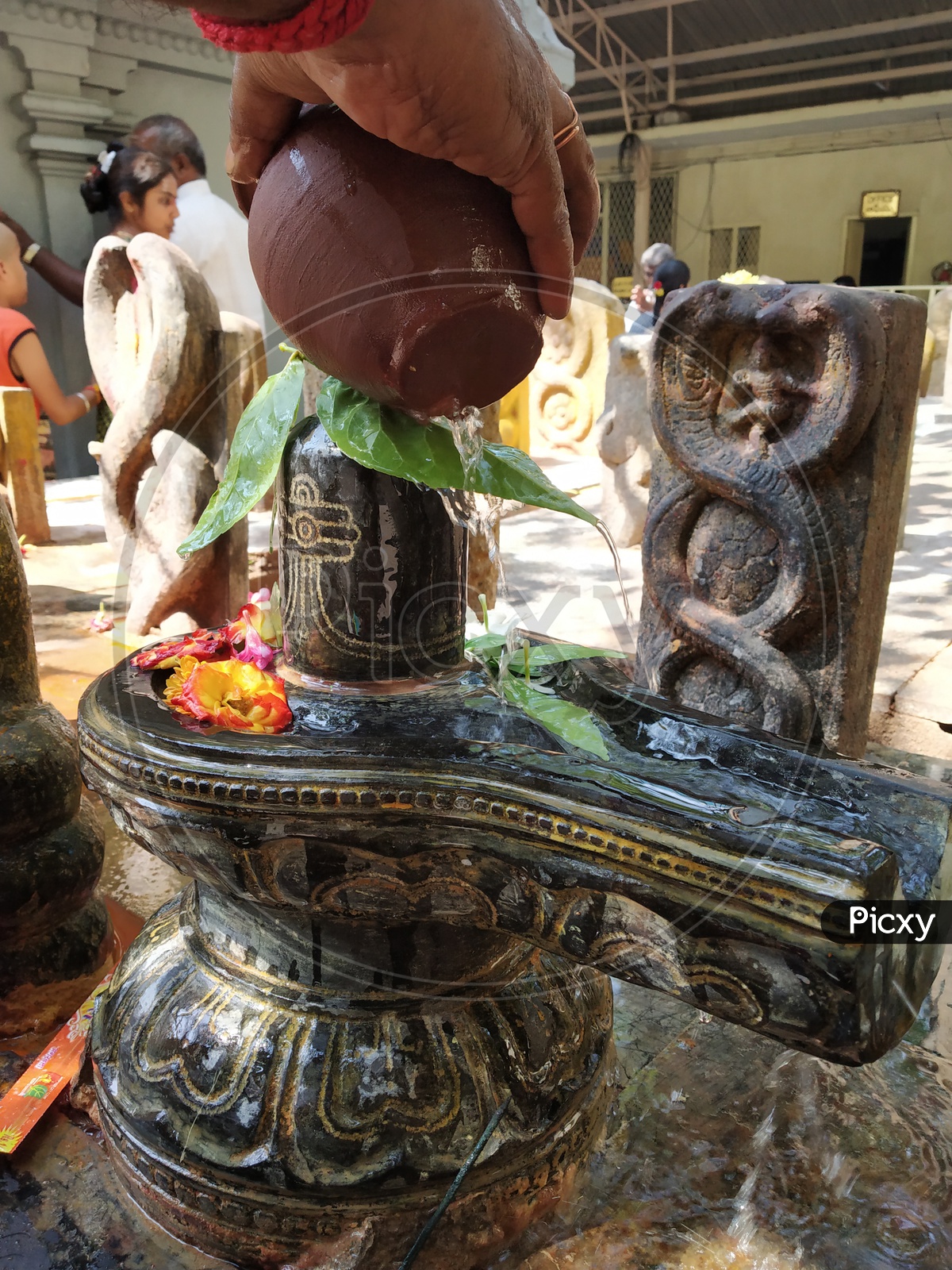 image-of-hindu-devotees-performing-pooja-or-abhishekam-for-lord-shiva