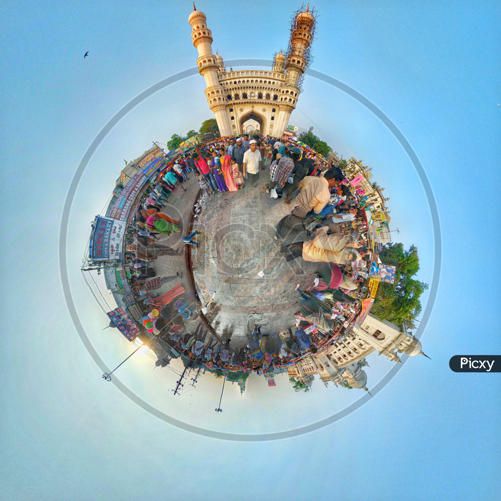 Move around in the streets of Charminar