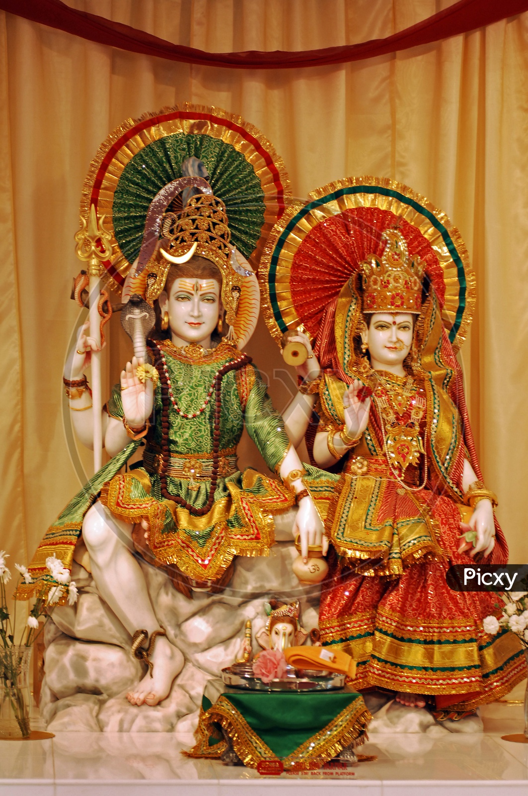 Lord Shiva and Parvati Statues