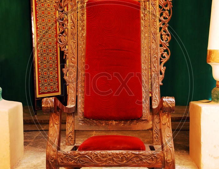 elegant King Size Chair