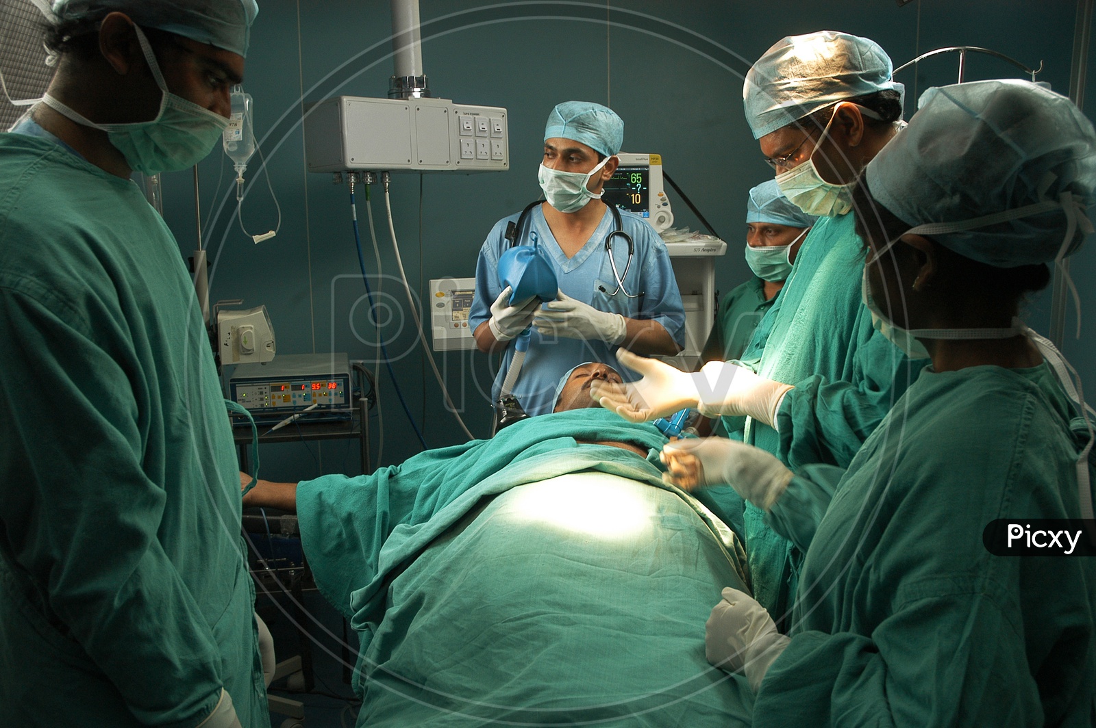 Surgeon team performing surgery in operation theatre