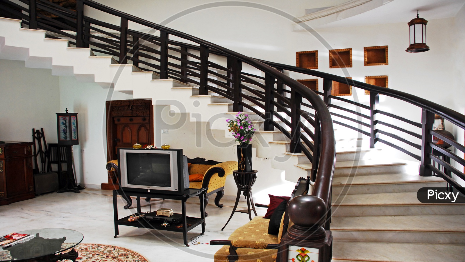 image-of-staircase-in-a-duplex-house-uo415727-picxy