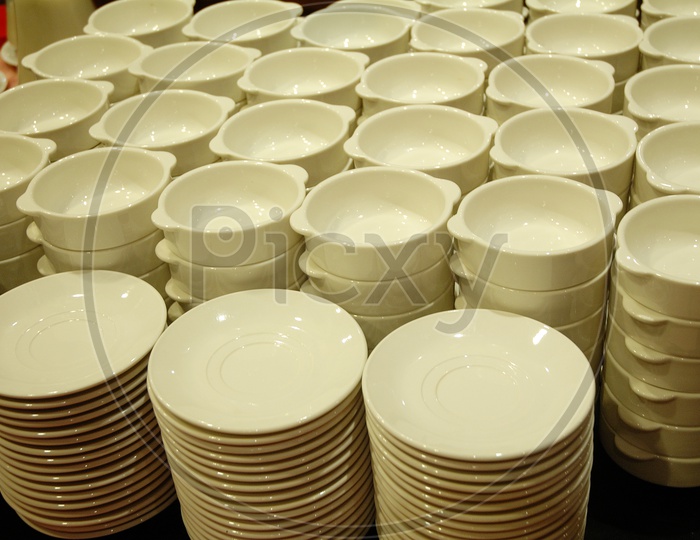 Ceramic white plates and vessels