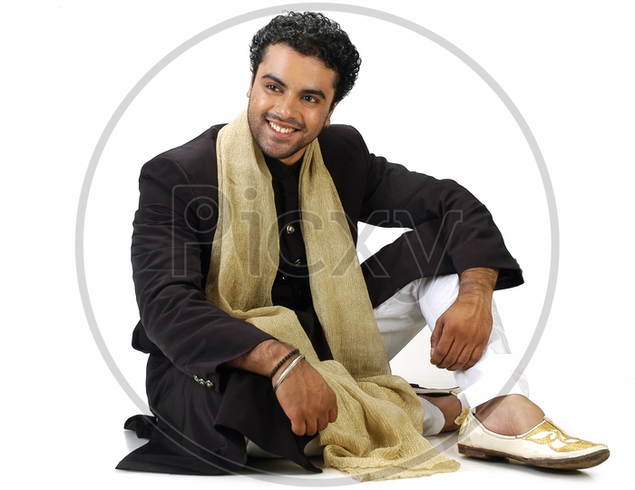 Pin by ༺ 𒆜𝕀𝕋'𝕊 𝕄𝔼𒆜 ༻ (¯`♥´¯).. on Arjun Bijlani | Wedding kurta for  men, Indian wedding clothes for men, Indian wedding suits men