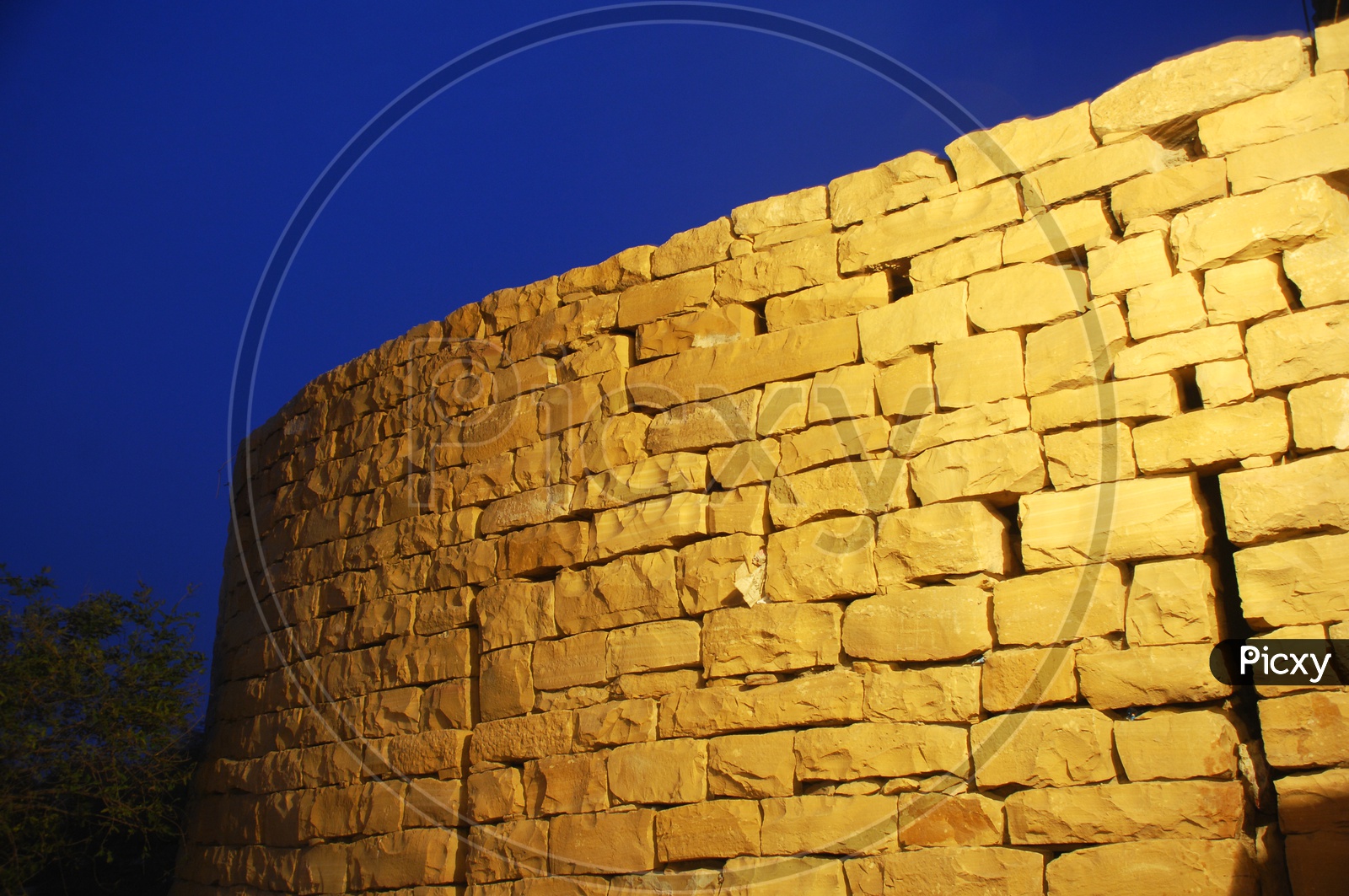 A yellow rock wall