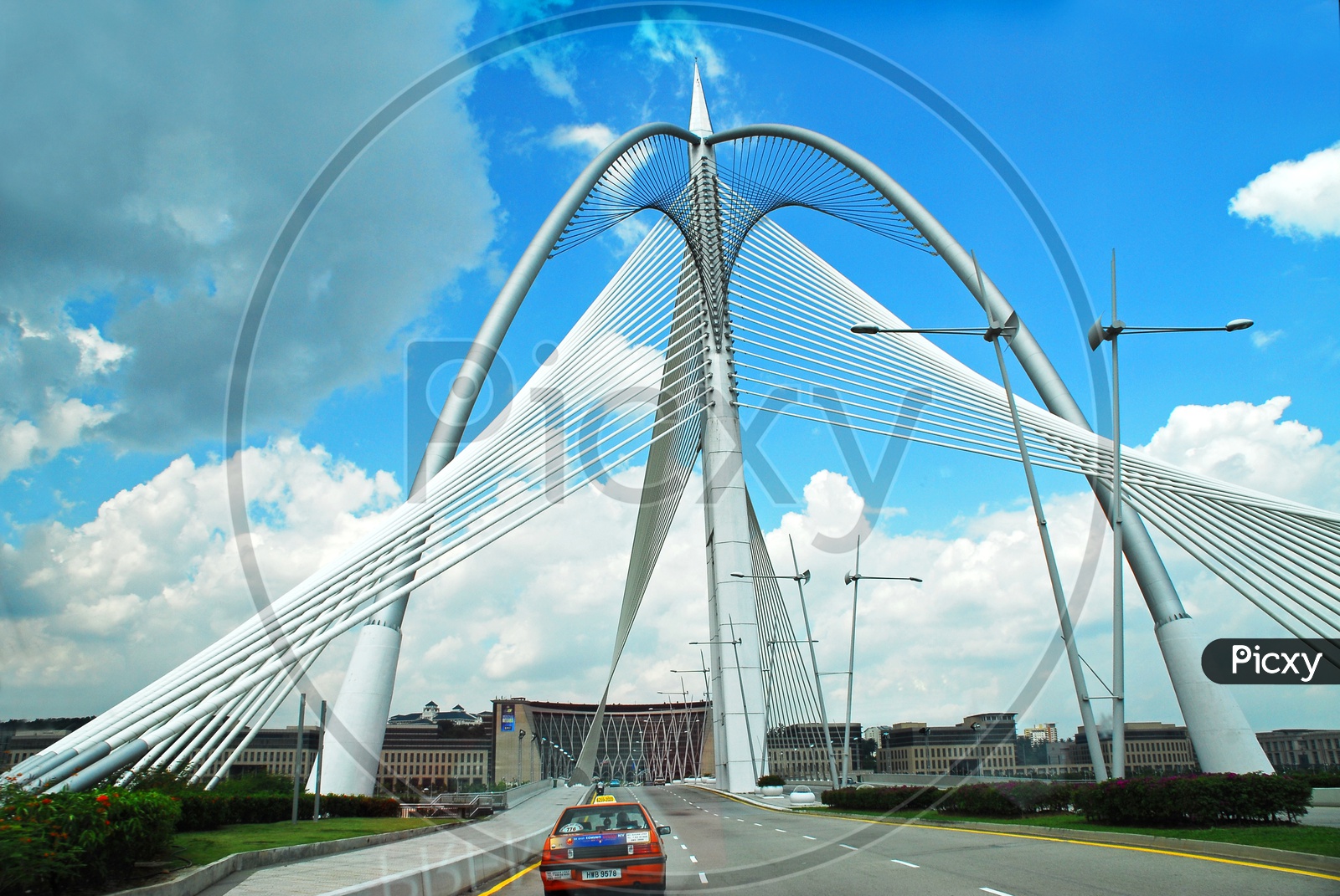 An Arch Architecture With Suspension Cables