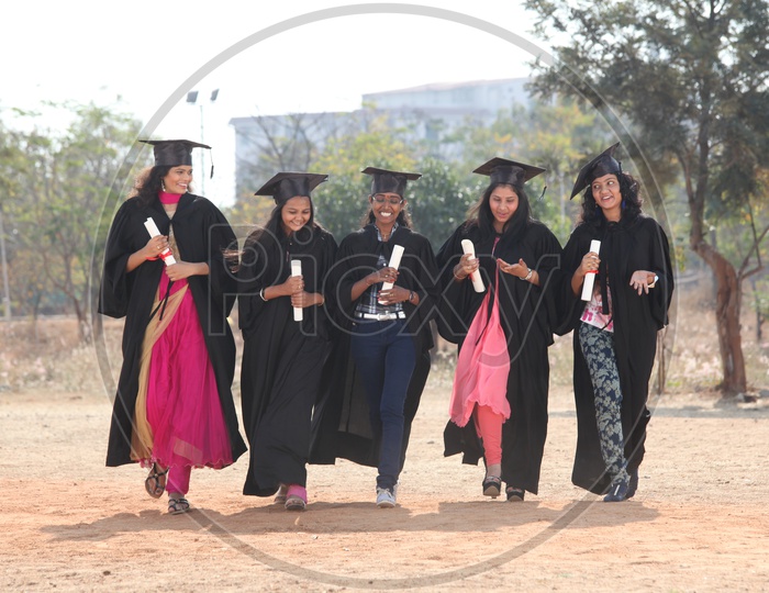 indian graduation dress Graduation gown india hi-res stock photography and images