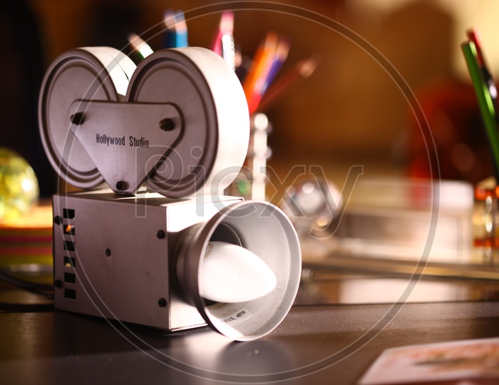 A Movie Scope Shaped Table Lamp