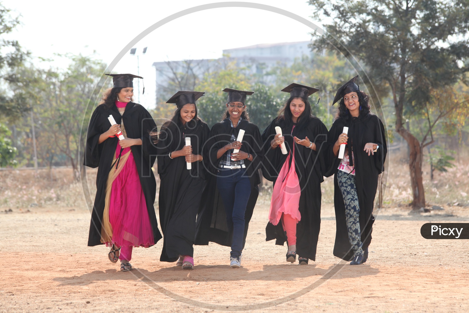 image-of-young-indian-students-wearing-graduation-day-dress-io286271-picxy