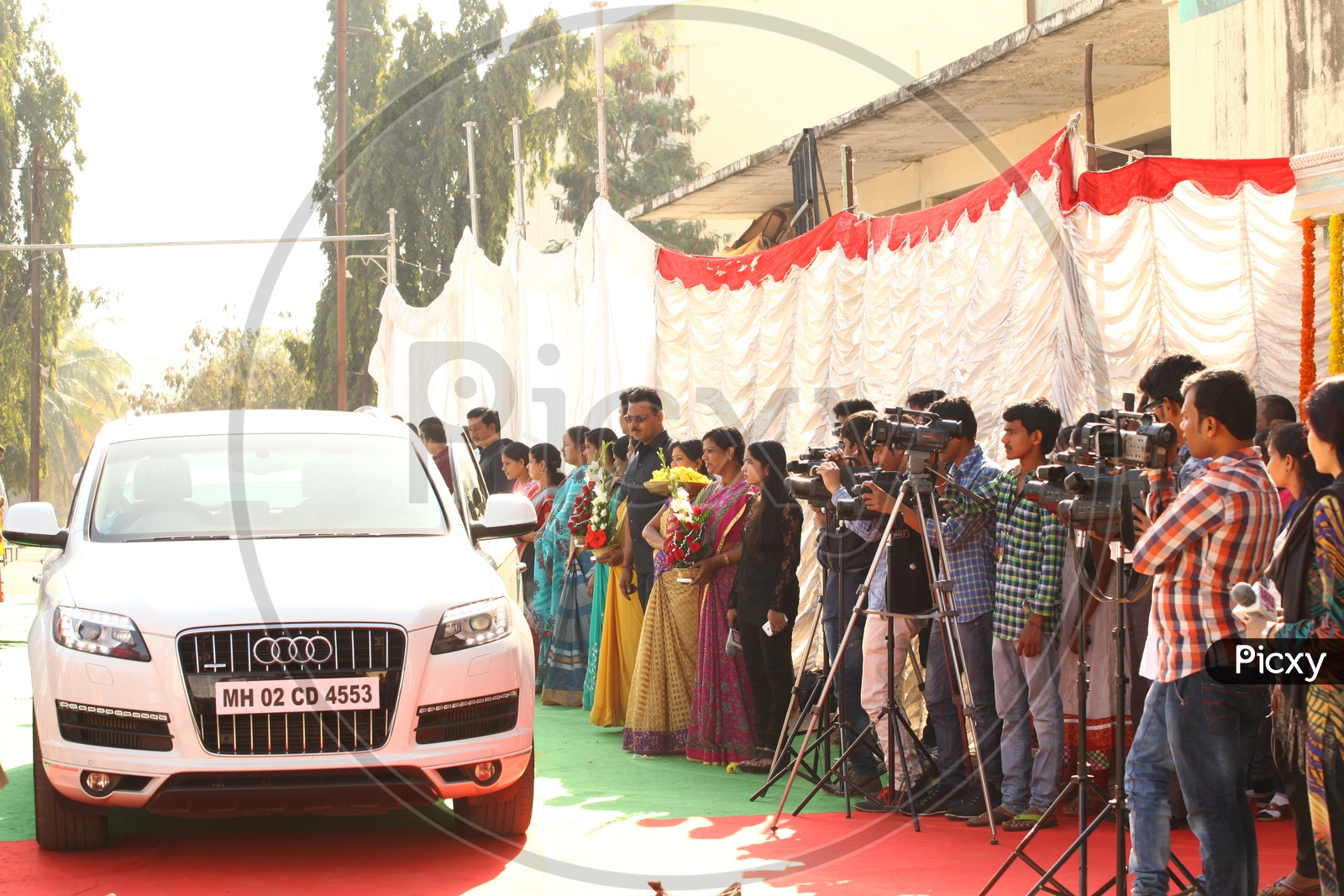 Media Covering an Dignitary Entry  to a Event