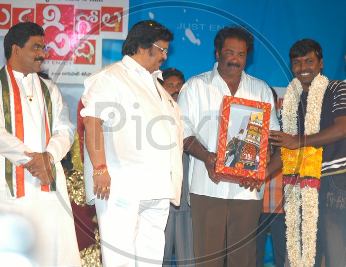 Dasari Narayana Rao , EVV Satyanarayana awarding a memento to Director Lawrence