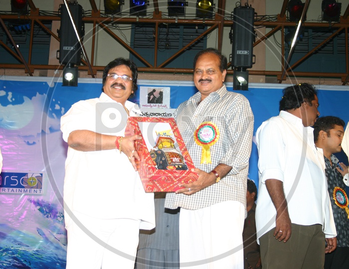 Dasari Narayana Rao awarding a memento to Chalapathi Rao during the success meet