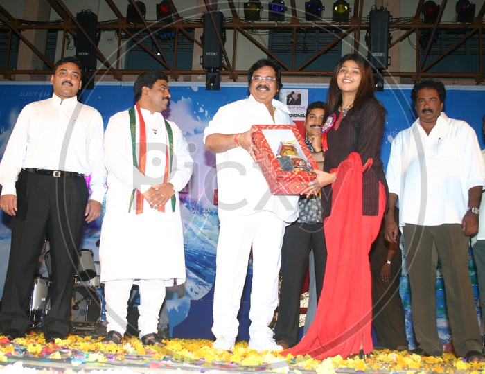 Dasari Narayana Rao awarding Jyothi during success meet