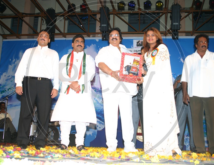Dasari Narayana Rao awarding a memento to Abhinaya during the success meet