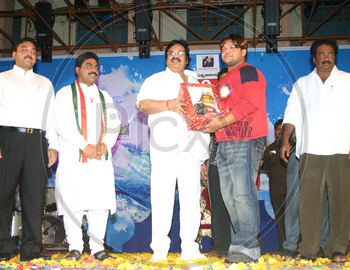 Dasari Narayana Rao awarding a memento to Babloo during the success meet