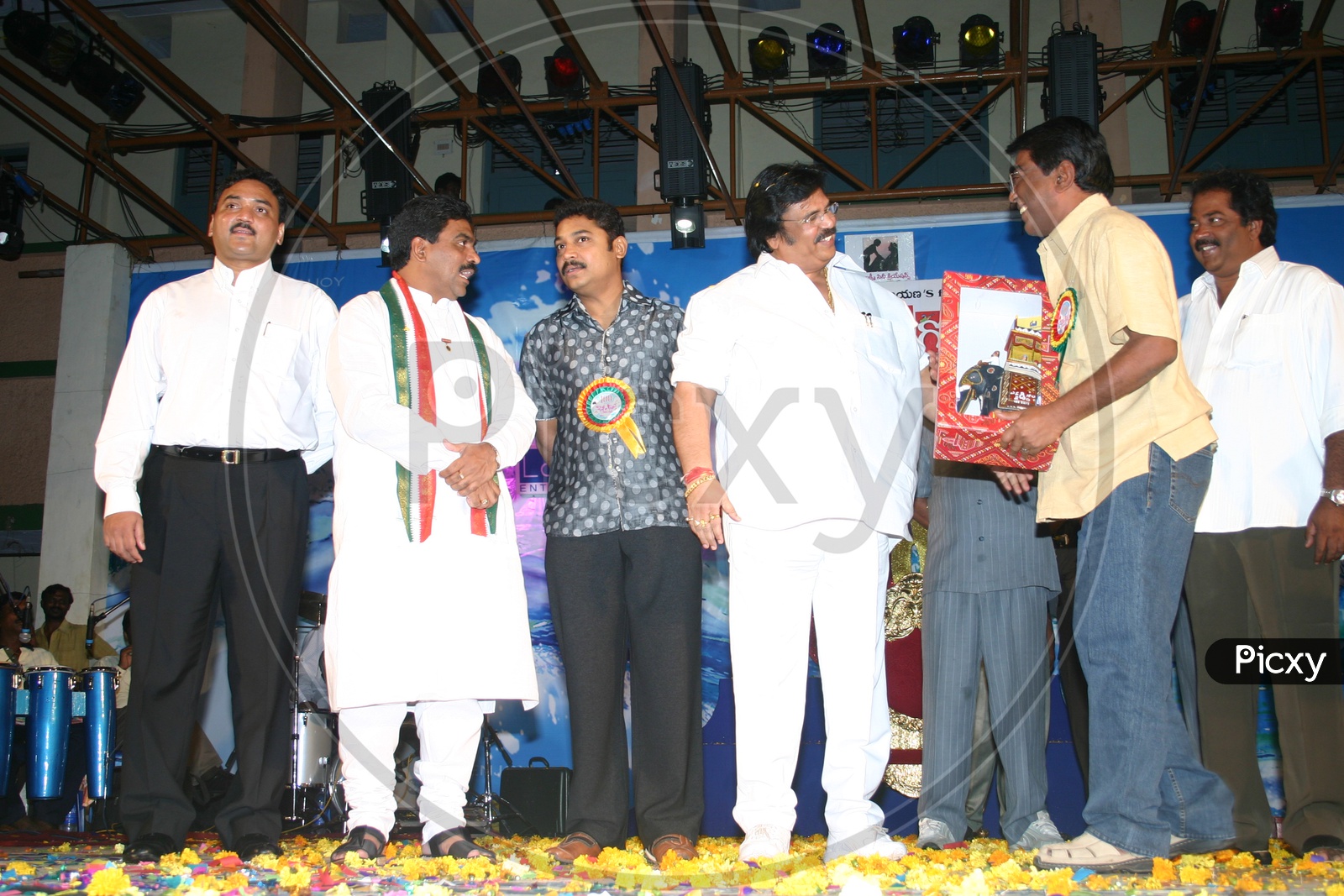 Dasari Narayana Rao awarding Jeeva during success meet