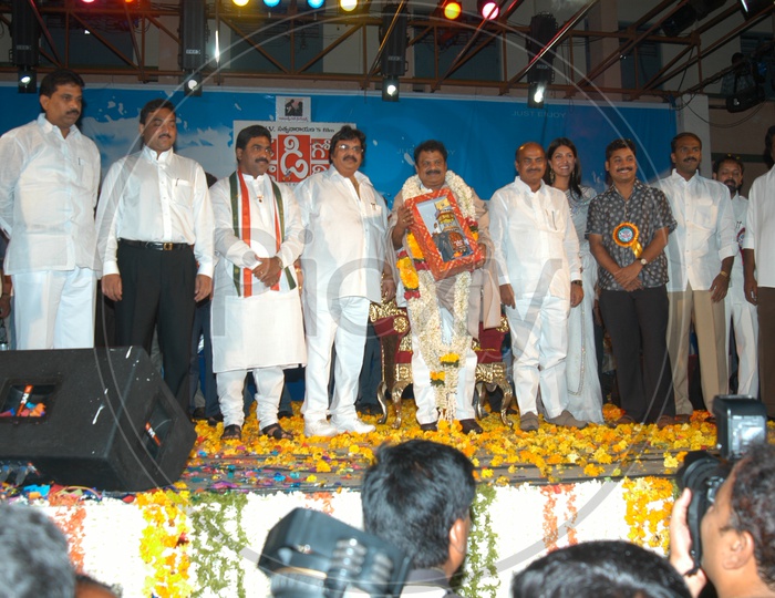 Dasari Narayana Rao , EVV Satyanarayana felicitating Dharmavarapu Subramanyam