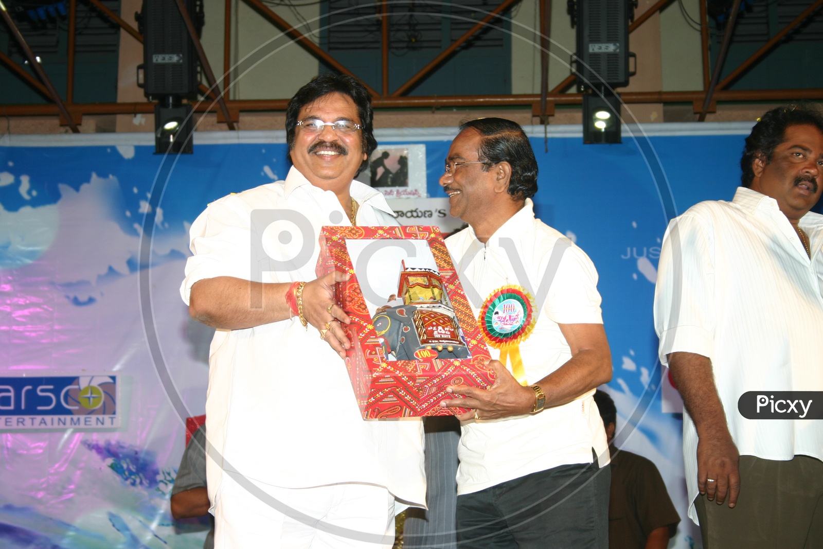 Dasari Narayana Rao awarding a memento during the success meet