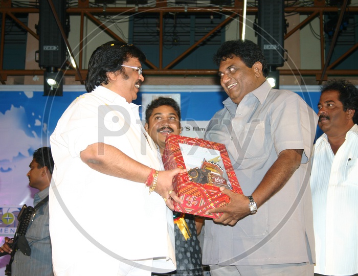 Dasari Narayana Rao awarding Jaya Prakash Reddy