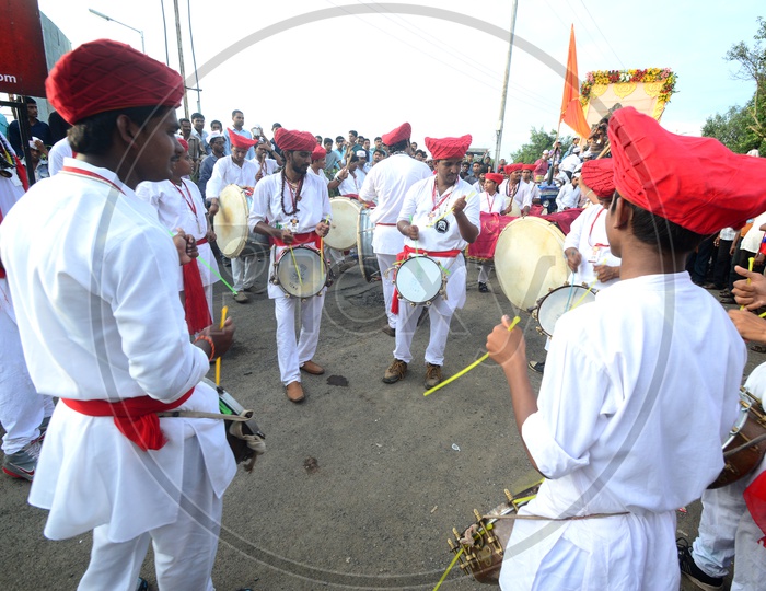 Great Maratha Dol Tasha by Young Indians on the Streets Of India