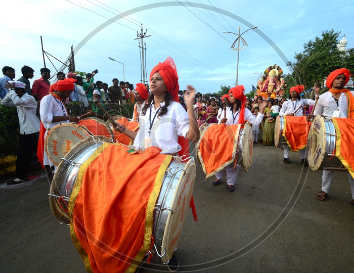 Great Maratha Dol Tasha by Young Indians on the Streets Of India
