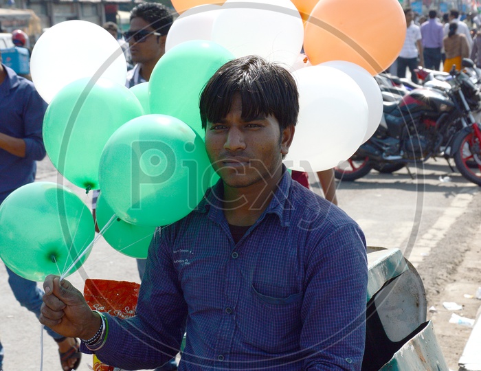 A Vendor Selling Hydrogen Gas Balloons Of Indian Tri Color