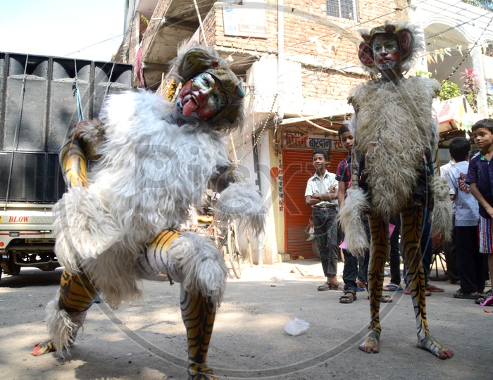 Nagpur Men Dressed Like Lions  In Marbat Procession  and Dancing On Streets of Nagpur